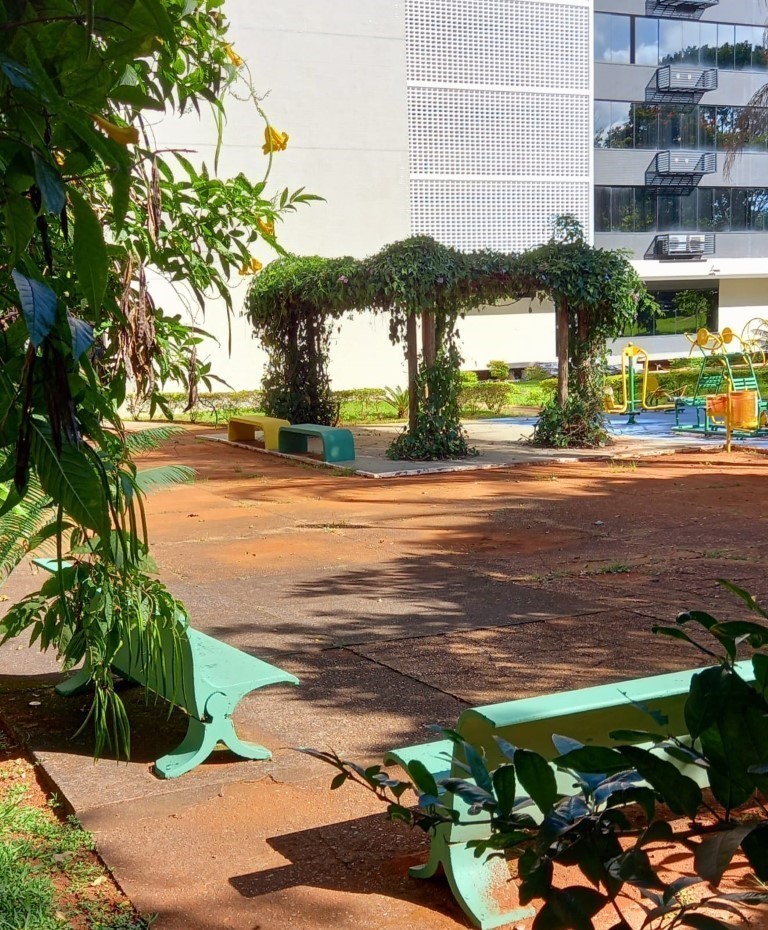 Praça com aparelhos de ginástica de frente ao bloco G, na SQS 204, em Brasília-DF