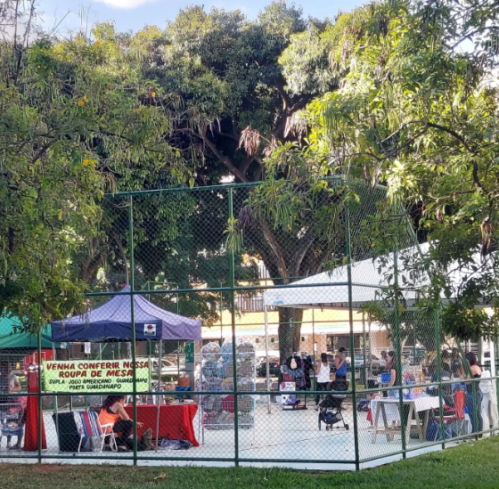 Feira mensal na quadra esportiva